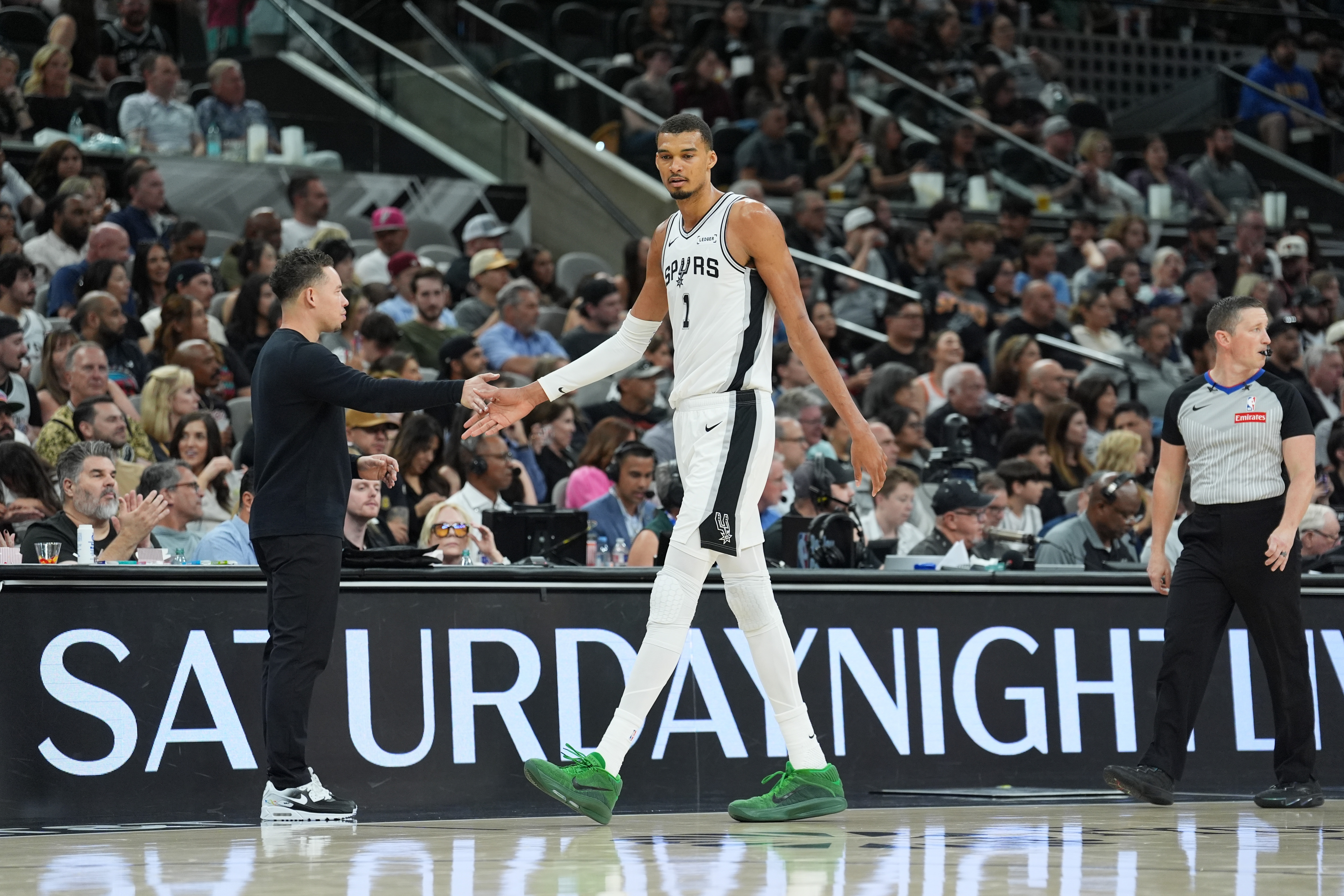 开云官网-吉诺比利祝贺马刺60胜：太不可思议了 为整个团队感到无比骄傲